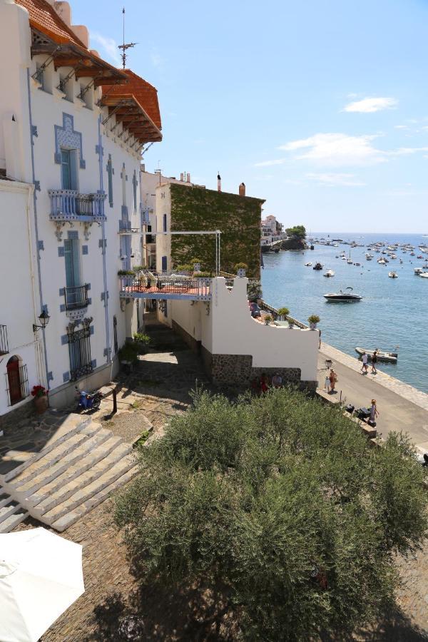 Set * Cadaques