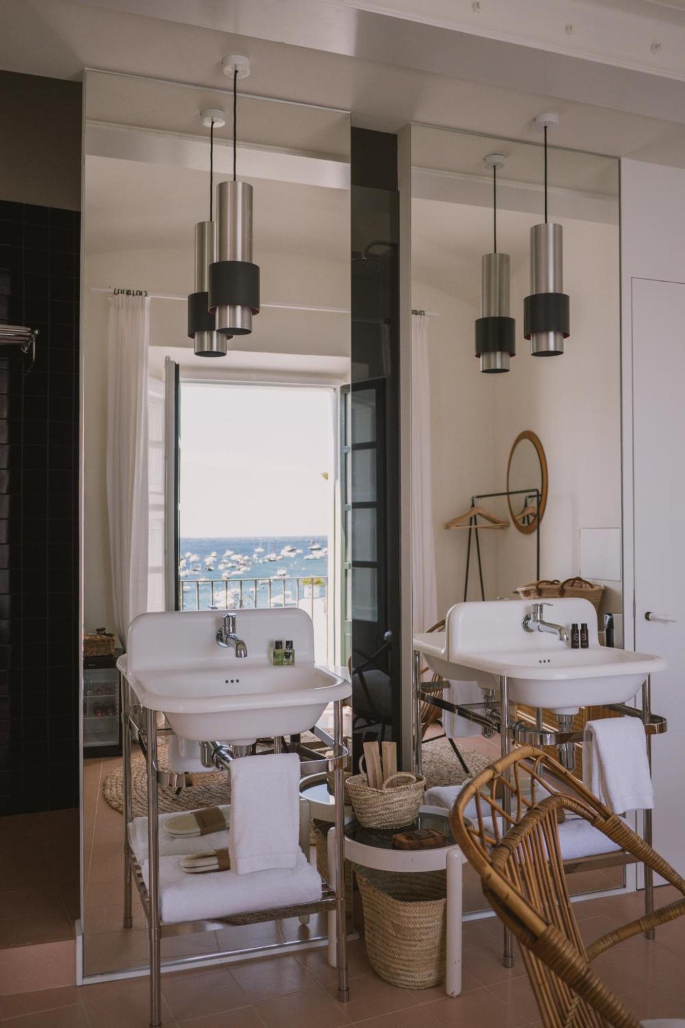 Set * Cadaques